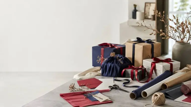 Cadeaus en cadeauverpakkingen met stijlvolle dozen, linten, papier en duurzame inpakmaterialen voor creatieve inspiratie.